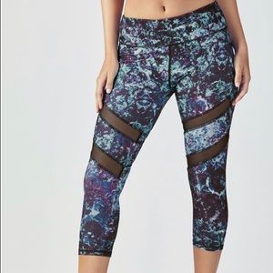 Mid-Rise Mesh Capri